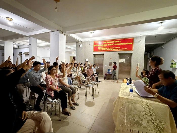 Một buổi họp tổ dân phố tại tổ 38N, phường Sơn Trà. Ảnh: TRỌNG HUY