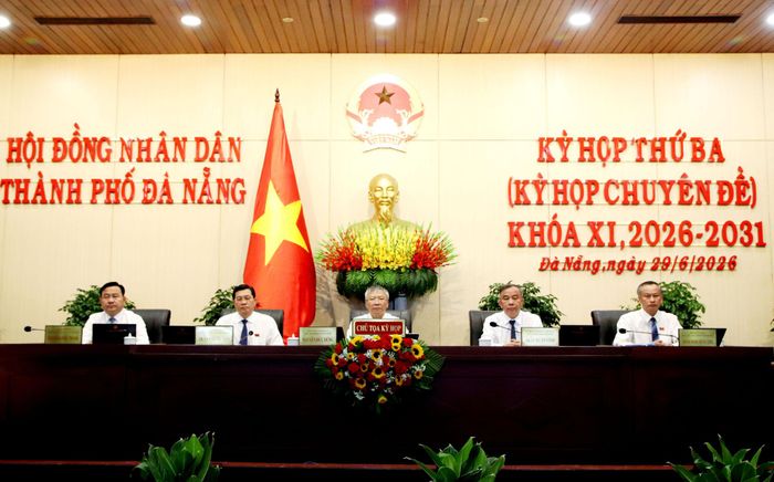 Chủ tọa kỳ họp. Ảnh: TRỌNG HUY