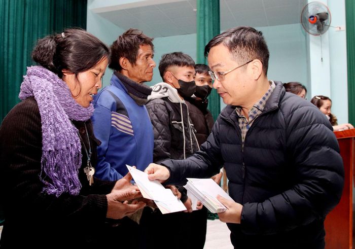 Một số xã miền núi của Đà Nẵng có tỷ lệ nghèo đa chiều cao. Trong ảnh: Lãnh đạo Báo và phát thanh, truyền hình Đà Nẵng trao quà cho hộ nghèo vùng núi xã Hùng Sơn. Ảnh: TRỌNG HUY