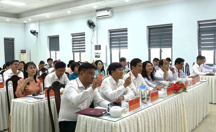 Đại biểu HĐND xã Thăng Bình biểu quyết thông qua các nghị quyết. Ảnh: N.QUỲNH