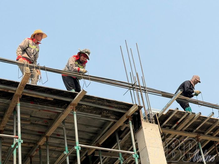 Nhiều công trình, dự án có nguy cơ không đảm bảo tiến độ vì nhiều công nhân bỏ việc để tìm việc với mức lương hấp dẫn hơn.