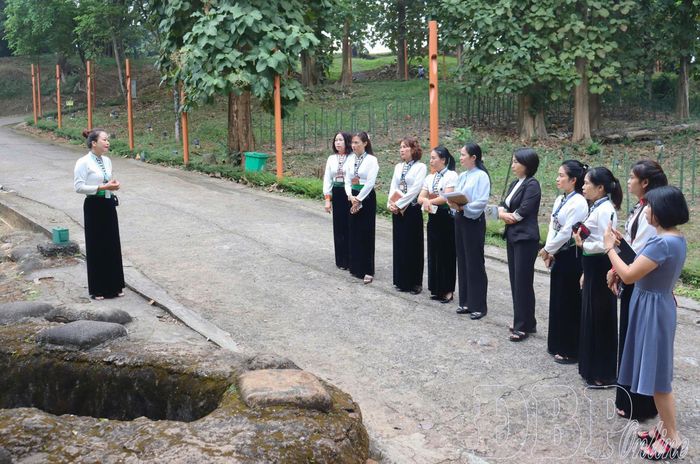 Đội ngũ thuyết minh viên thường xuyên trao đổi nghiệp vụ ngay trên các điểm di tích lịch sử để nâng cao trình độ chuyên môn.