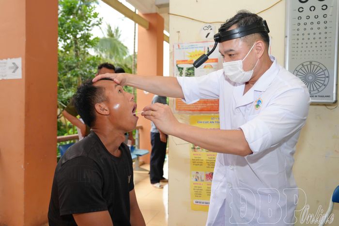 Cán bộ y tế khám sức khỏe miễn phí cho người dân xã Mường Toong.