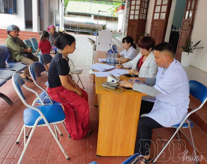 Người dân đến khám bệnh miễn phí tại Trạm Y tế xã Nà Hỳ.