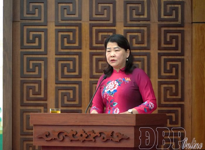 Bà Lò Thị Bích, Trưởng ban Văn hóa - Xã hội, HĐND tỉnh trình bày dự thảo nghị quyết tại kỳ họp.