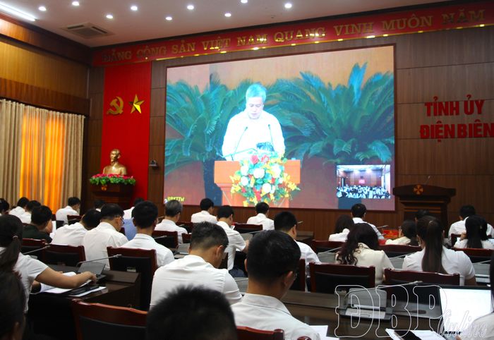 Hội nghị tổ chức theo hình thức trực tiếp kết hợp trực tuyến.