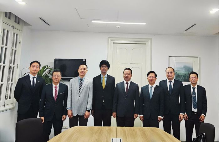 Đại biểu chụp ảnh lưu niệm tại buổi làm việc.