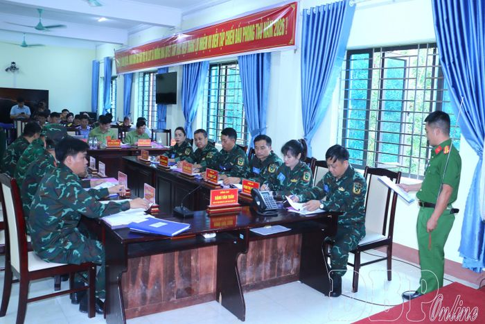 Công an xã Mường Nhà trình bày kế hoạch đảm bảo an ninh chính trị, trật tự an toàn xã hội trên địa bàn.