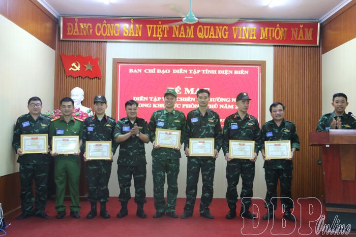 Đại diện lãnh đạo UBND xã Mường Nhà tặng Giấy khen cho các cá nhân có thành tích xuất sắc trong diễn tập.