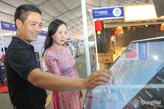 Đại diện doanh nghiệp công nghệ số giới thiệu các sản phẩm đổi mới sáng tạo tại triển lãm công nghệ số ở sự kiện Techfest Dong Nai 2025.