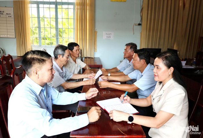 Phó Chủ tịch HĐND xã Đại Phước Nguyễn Thị Ngọc Mai trao đổi nắm bắt ghi nhận ý kiến, kiến nghị của cử tri trên địa bàn xã. Ảnh: Hồ Thảo