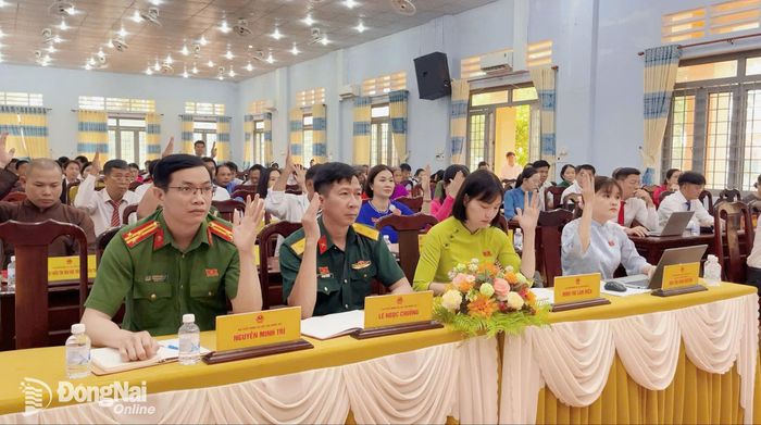 100% đại biểu dự kỳ họp nhất trí thông qua tờ trình và dự thảo nghị quyết được trình tại kỳ họp. Ảnh: Thái Chung