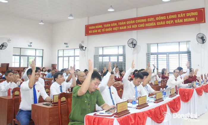 Đại biểu biểu quyết tán thành các nội dung kỳ họp. Ảnh: Đoàn Mai
