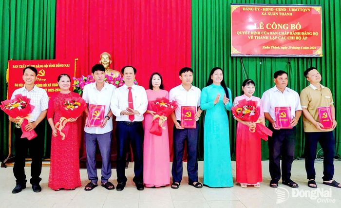 Đảng ủy xã Xuân Thành trao quyết định thành lập các chi bộ ấp sau sắp xếp. Ảnh: ĐPCC