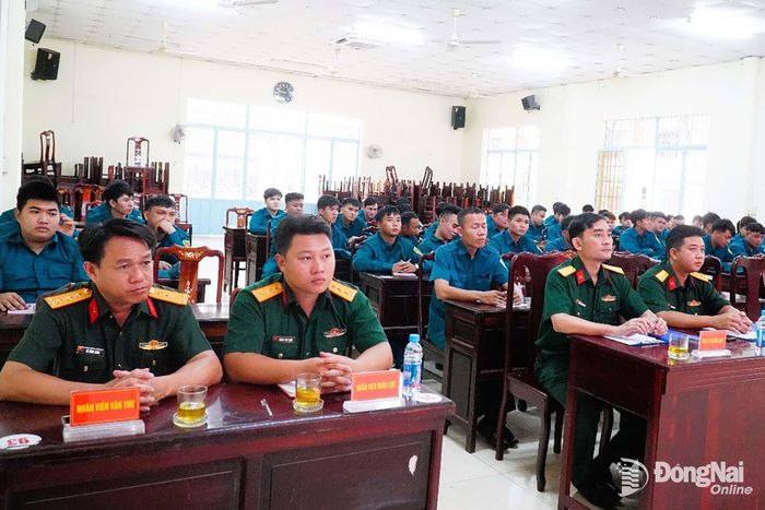 Các cán bộ, chiến sĩ tham gia lễ khai mạc. 