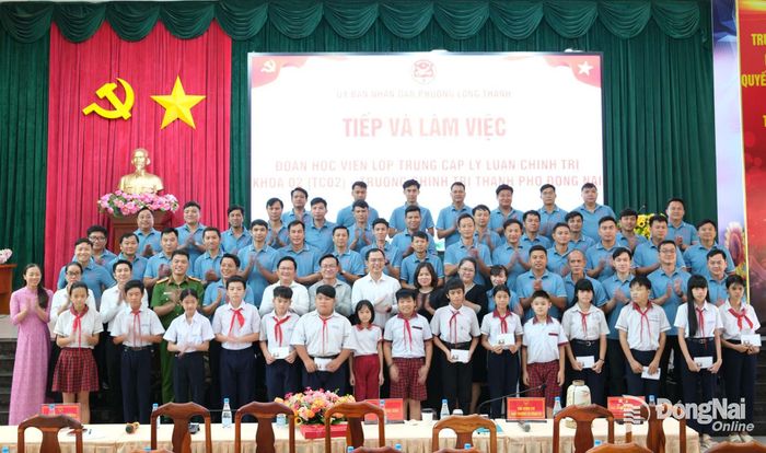 Đoàn tổ chức tặng học bổng cho học sinh khó khăn tại phường Long Thành. Ảnh: ĐPCC