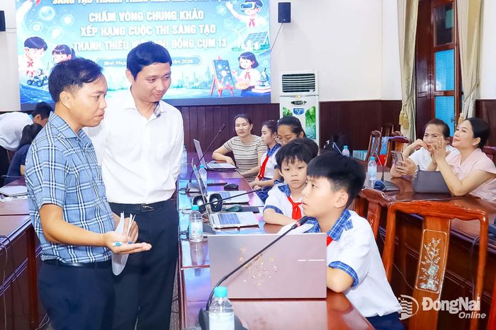 Thí sinh trình bày sản phẩm sáng tạo thuộc lĩnh vực tin học tại vòng chung khảo cuộc thi Sáng tạo thanh thiếu niên, nhi đồng cụm 13. Ảnh: Nhã Trâm
