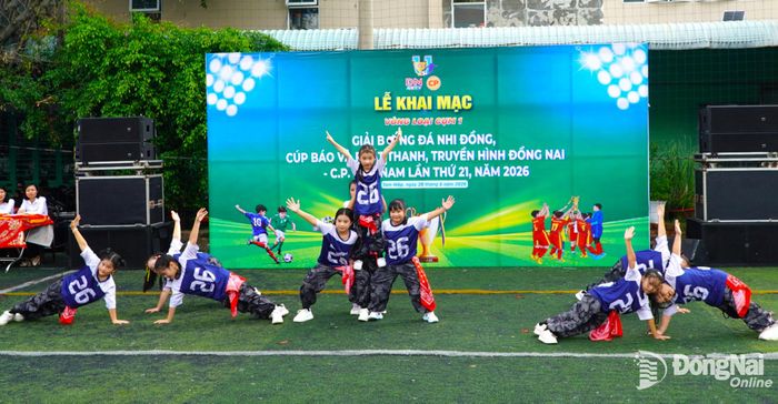 Các tiết mục văn nghệ sôi động dành cho lứa tuổi thiếu nhi tại buổi lễ. Ảnh: An Nhơn