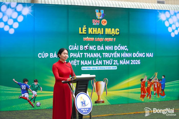 Phó Chủ tịch UBND phường Tam Hiệp Lưu Thị Hằng phát biểu tại lễ khai mạc. Ảnh: An Nhơn