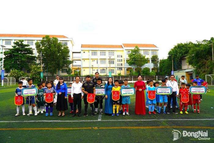 Các đại biểu chụp hình lưu niệm cùng tổ trọng tài và 5 đội bóng trong Cụm thi đấu vòng loại số 1. Ảnh: An Nhơn