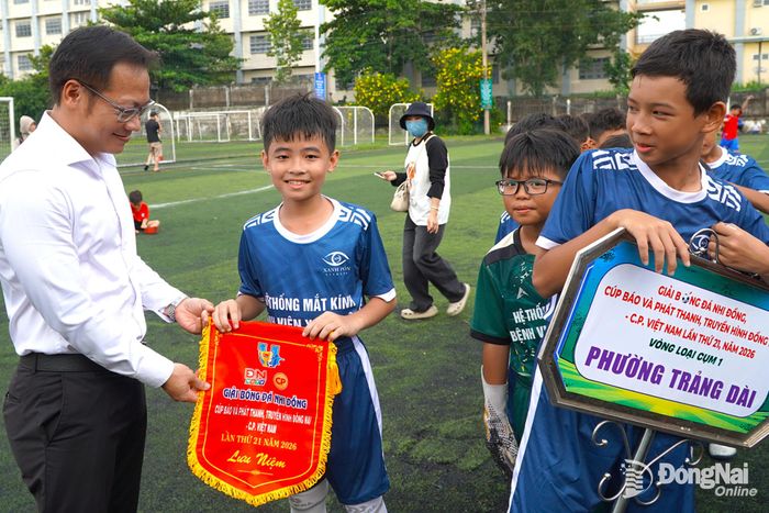 Bí thư Đảng ủy, Chủ tịch HĐND phường Tam Hiệp Nguyễn Xuân Thanh tặng cờ lưu niệm cho các đội bóng. Ảnh: An Nhơn