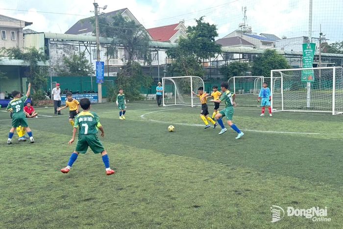 Những pha bóng hấp dẫn giữa đội Tân Triều và Tam Hiệp. Ảnh: An Nhơn