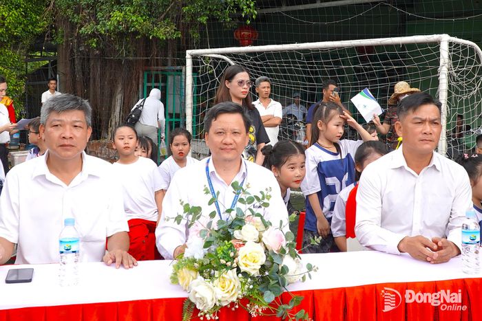Ông Phạm Thái Thuận, Chánh Văn phòng Báo và Phát thanh, Truyền hình Đồng Nai (ngồi giữa) dự lễ khai mạc. Ảnh: An Nhơn