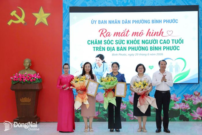 Nhiều doanh nghiệp, đơn vị đồng hành trao nguồn lực hỗ trợ, chung tay triển khai mô hình chăm sóc sức khỏe người cao tuổi. Ảnh: Trương Hiện