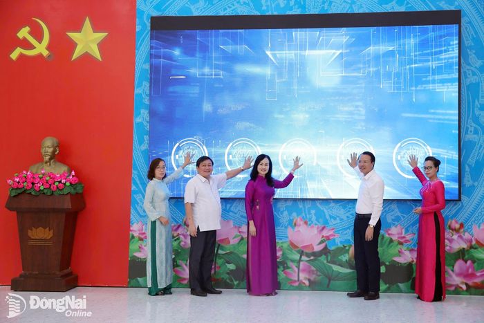 Các đại biểu thực hiện nghi thức bấm nút chính thức đưa mô hình "Chăm sóc sức khỏe người cao tuổi" vào hoạt động tại phường Bình Phước. Ảnh: Trương Hiện