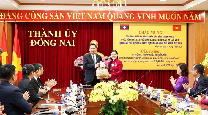 Lãnh đạo thành phố Đồng Nai tặng quà đến lãnh đạo tỉnh Champasak. Ảnh: Hồ Thảo