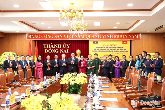 Các đại biểu chụp hình lưu niệm tại buổi làm việc. Ảnh: Hồ Thảo