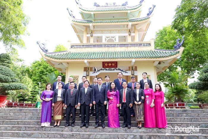 Các đại biểu tham quan và dâng hương tại Văn miếu Trấn Biên. Ảnh: Hồ Thảo