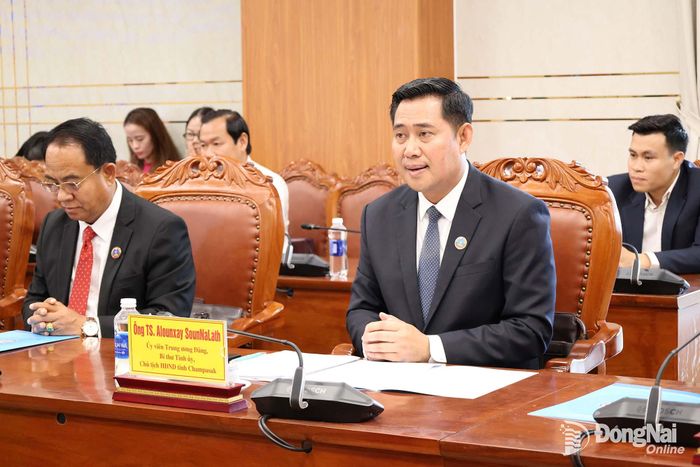 Đồng chí TS. Alounxay Sounnalath, Ủy viên Trung ương Đảng Nhân dân Cách mạng Lào, Bí thư Tỉnh ủy, Chủ tịch HĐND tỉnh Champasak phát biểu tại buổi làm việc. Ảnh: Hồ Thảo
