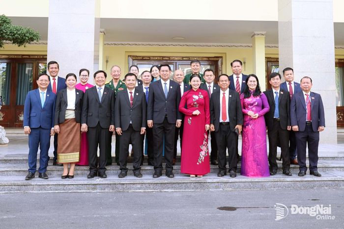 Đoàn đại biểu tỉnh Champasak và thành phố Đồng Nai chụp hình lưu niệm tại Thành ủy Đồng Nai. Ảnh: Hồ Thảo