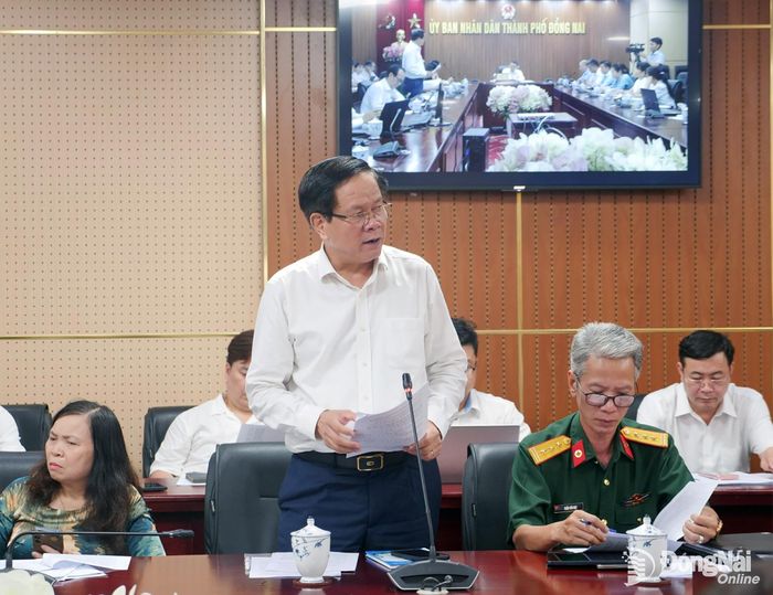 Phó Giám đốc Sở Y tế Nguyễn Văn Bình báo cáo kế hoạch triển khai khám sức khỏe toàn dân. Ảnh: Hạnh Dung