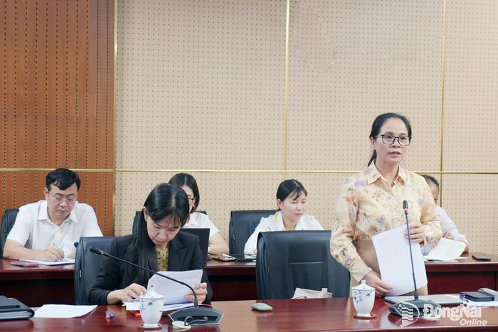 Giám đốc Sở Y tế Đỗ Thị Nguyên báo cáo kết quả sau 6 tháng chuyển giao trạm y tế về UBND cấp xã. Ảnh: Hạnh Dung