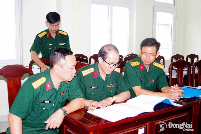 Đoàn công tác kiểm tra hồ sơ. Ảnh: ĐVCC