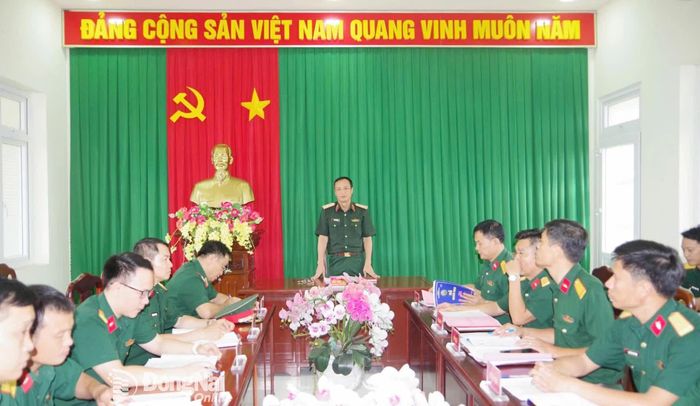 Thiếu tướng Trần Trung Thiết, Phó Cục trưởng Cục Tổ chức, Tổng Cục Chính trị Quân đội nhân dân Việt Nam kiểm tra nhận thức của cán bộ quân nhân, hạ sĩ quan, chiến sĩ. Ảnh: ĐVCC