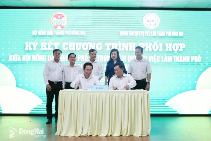 Hội Nông dân thành phố ký kết chương trình phối hợp với Trung tâm Dịch vụ việc làm thành phố. Ảnh: Tố Tâm