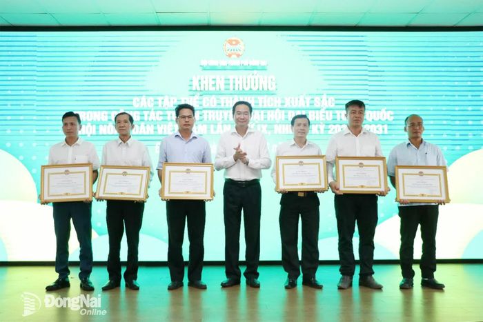 Phó Chủ tịch phụ trách Hội Nông dân thành phố Đồng Nai Nguyễn Văn Giang trao khen thưởng cho các cá nhân, tập thể. Ảnh: Tố Tâm