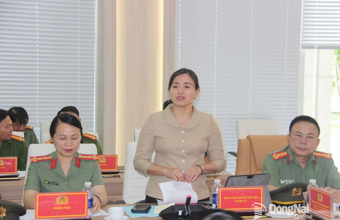 Phó Trưởng ban Tuyên giáo và Dân vận Thành ủy Nguyễn Thị Loan phát biểu tại hội nghị. Ảnh: Trần Danh
