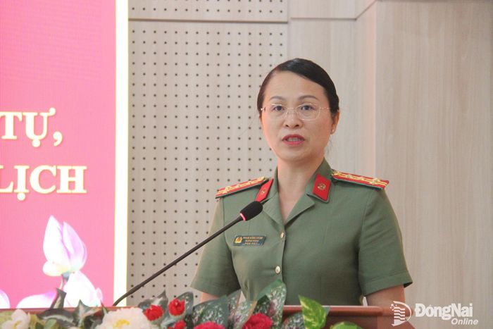 Đại tá Phạm Hồng Chính, Trưởng phòng An ninh chính trị nội bộ Công an thành phố báo cáo kết quả phối hợp tại hội nghị. Ảnh: Trần Danh