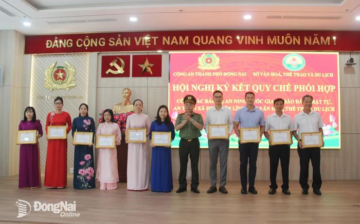 Các tập thể, cá nhân đạt thành tích trong công tác thực hiện nhiệm vụ được khen thưởng. Ảnh: Trần Danh