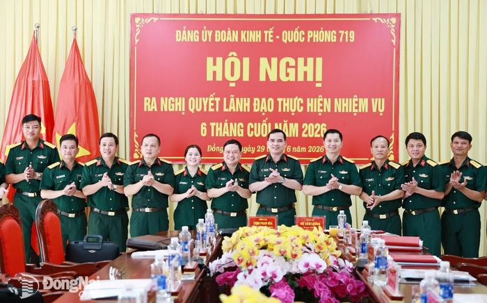 Đại tá Trịnh Phạm Hòa, Bí thư Đảng ủy, Phó Tư lệnh Binh đoàn 16 chụp ảnh lưu niệm với các đại biểu dự Hội nghị.