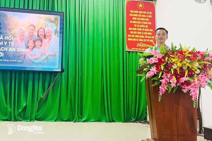 Đại diện Ban Tuyên giáo và Dân vận Thành ủy, Bảo hiểm xã hội thành phố Đồng Nai tuyên truyền chính sách, pháp luật về bảo hiểm cho người dân. Ảnh: ĐVCC
