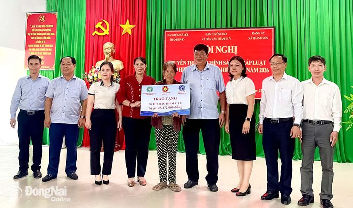 Ban Tuyên giáo và Dân vận Thành ủy cùng lãnh đạo các đơn vị trao tặng thẻ bảo hiểm y tế cho các trường hợp có hoàn cảnh khó khăn tại xã Thanh Sơn. Ảnh: ĐVCC