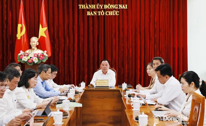 Phó Bí thư Thành ủy Võ Tấn Đức cùng các đại biểu tham dự hội nghị theo hình thức trực tuyến. Ảnh: Công Nghĩa