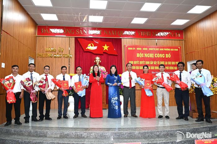 Lãnh đạo phường Bảo Vinh trao quyết định thành lập các khu phố.