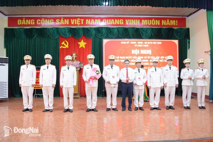 Đảng ủy xã Hưng Thịnh trao các quyết định thành lập các tổ chức Đảng trực thuộc.