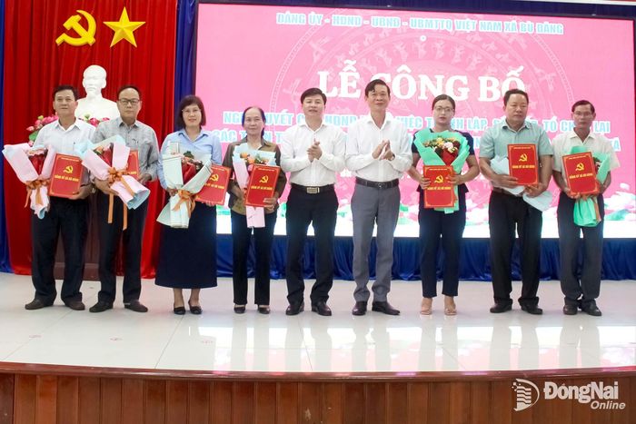 Thành ủy viên, Bí thư Đảng ủy, Chủ tịch HĐND xã Vũ Lương và Phó Bí thư Đảng ủy, Chủ tịch UBND xã Nguyễn Thanh Tùng trao quyết định và hoa chúc mừng 7 thôn mới sau sắp xếp.